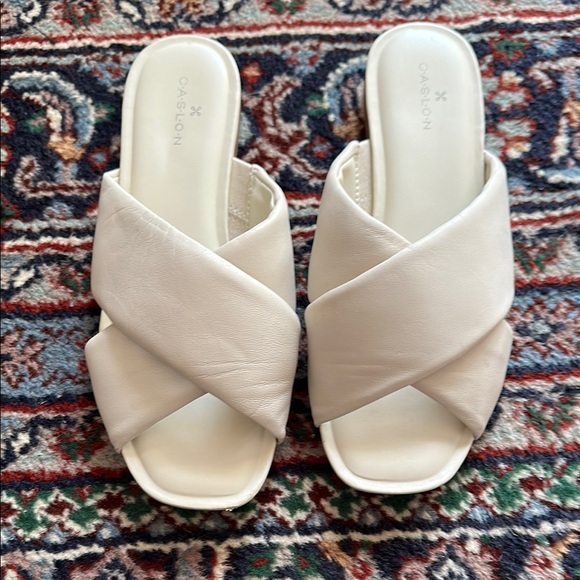 Caslon Calla Cream Sandals with Cross-Strap Design - Picture 4 of 10